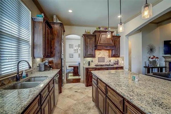 3 bed, 2331 sqft, $2,950 — Photo 2