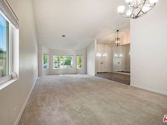 5th image of 10115 White Oak Ave