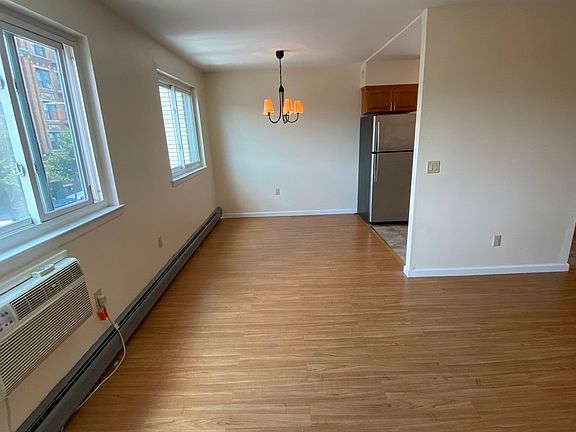 4th image of 31-29 42nd St #3B