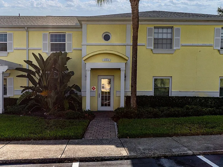 102 Pompano Dr SE #C — Photo 4