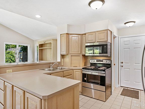 4th image of 272 Bay Haven Ave