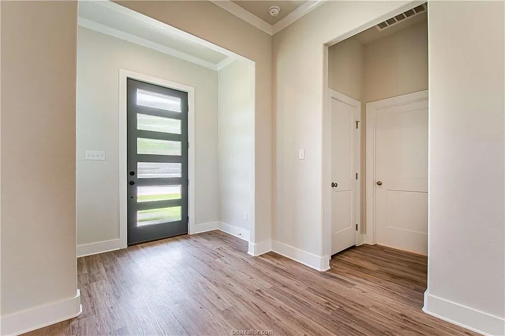 5 bed, 2056 sqft, $4,200 — Photo 3