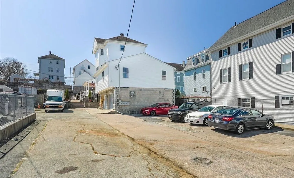 2 bed, 1.0 bath, 1116 sqft, $1,900 — Photo 2