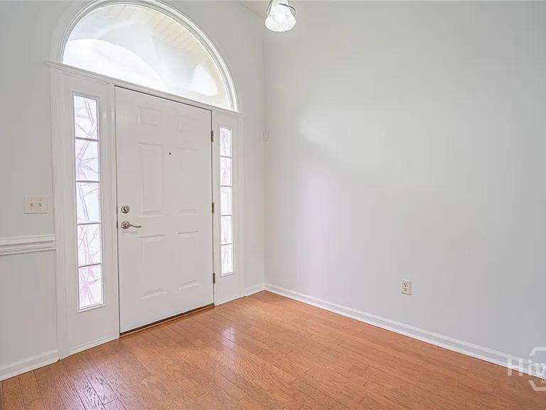 114 Laurens Ln — Photo 3