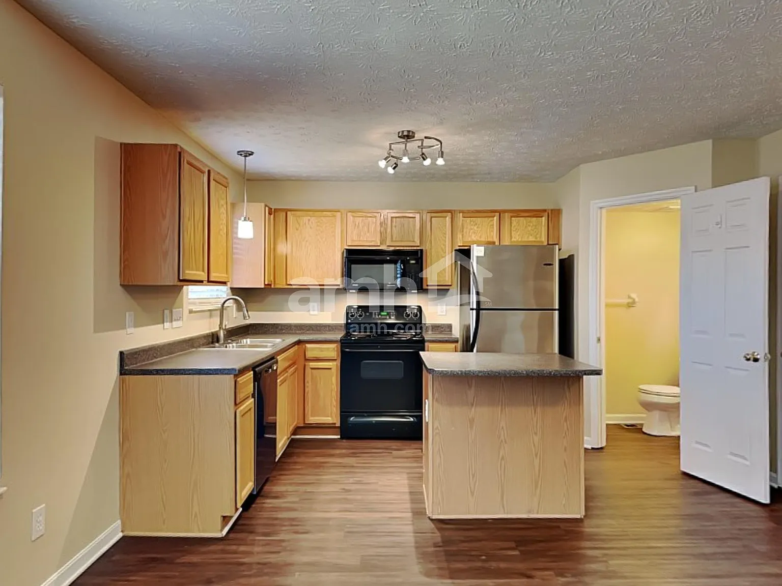3 bed, 2.5 bath, 1416 sqft, $2,170 — Photo 3
