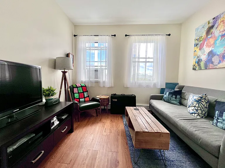 243 16th St #4R — Photo 1