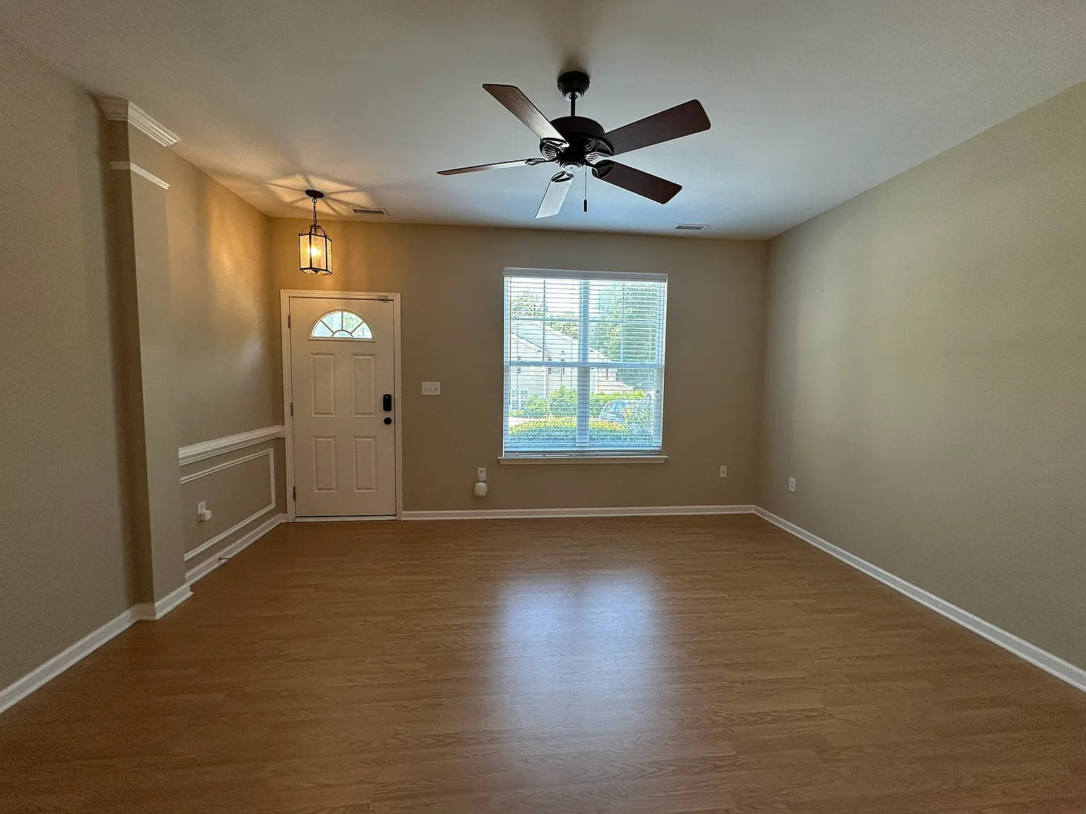 2 bed, 2.5 bath, 1376 sqft, $1,700 — Photo 2