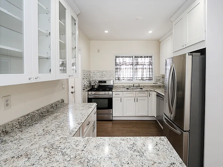 987 Kings Pkwy — Photo 5