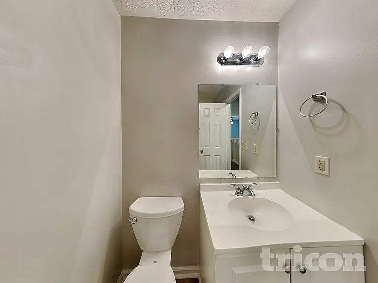 645 Dillon Dr — Photo 9