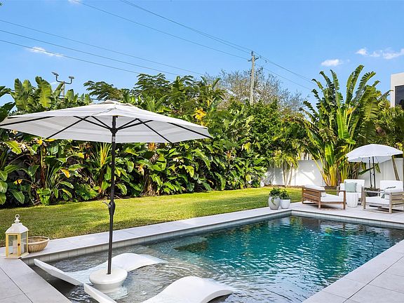 4th image of 1405 NE 4th Avenue