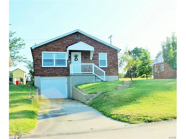624 Morris Ave photo 1