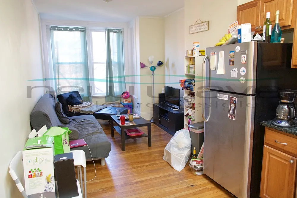 3 bed, 999 sqft, $5,100 — Photo 3