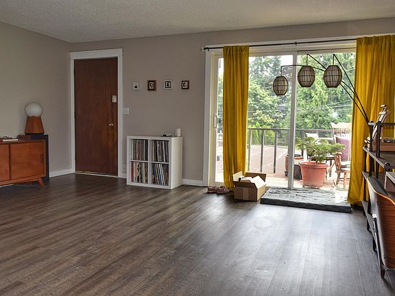 4th image of 2110 N Oakes St #3
