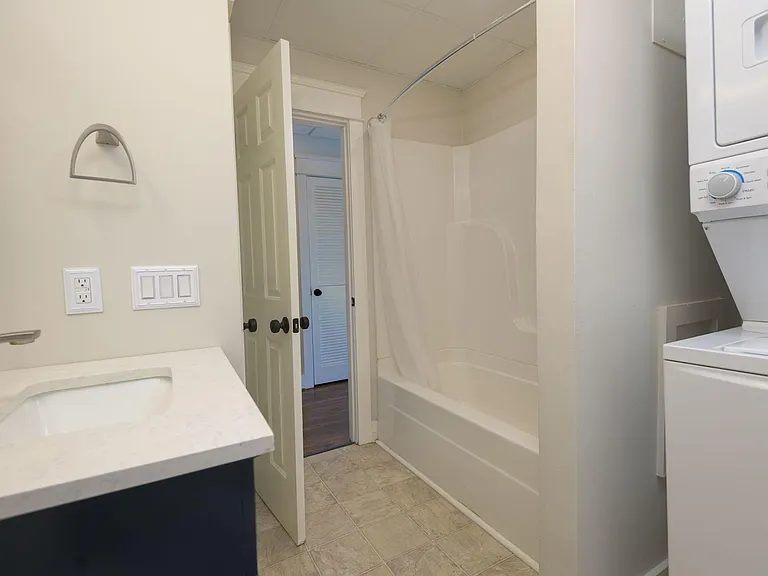 102 W Market St #B — Photo 7