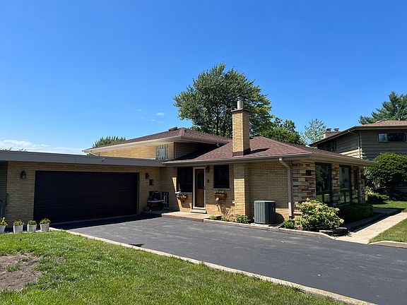 3rd image of 8707 Oak Hill Ct