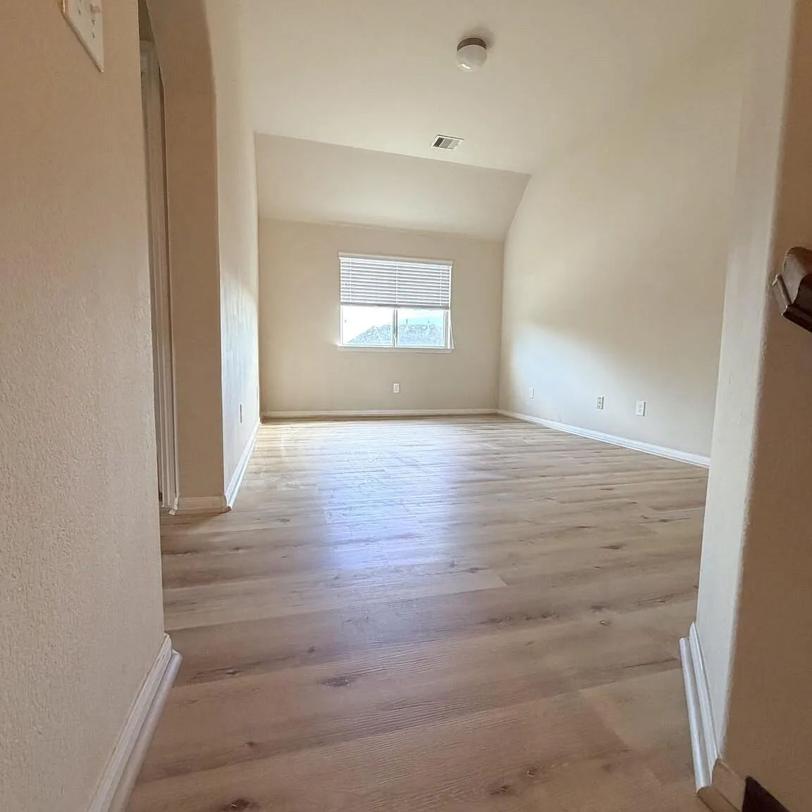 4 bed, 3.5 bath, 2229 sqft, $2,390 — Photo 4
