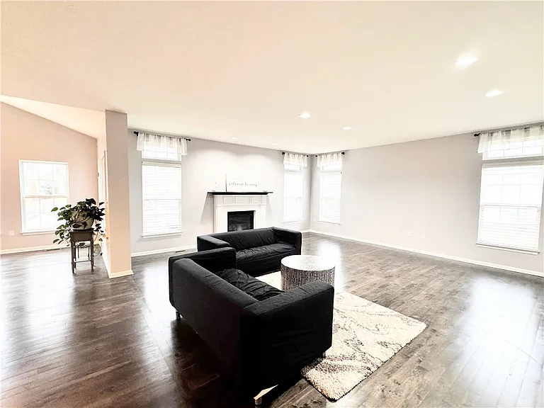 1418 N Shevlin Ct — Photo 3