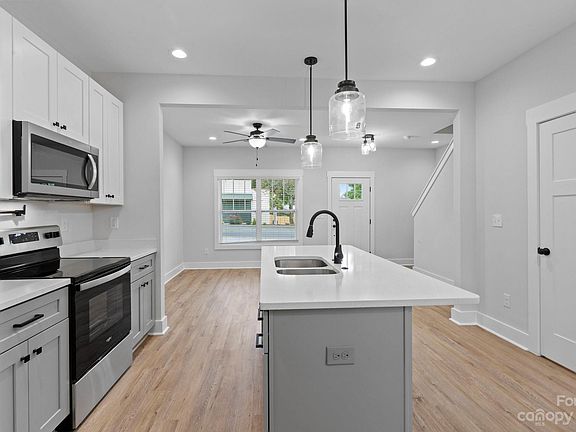 5th image of 1036 Gaston Ave