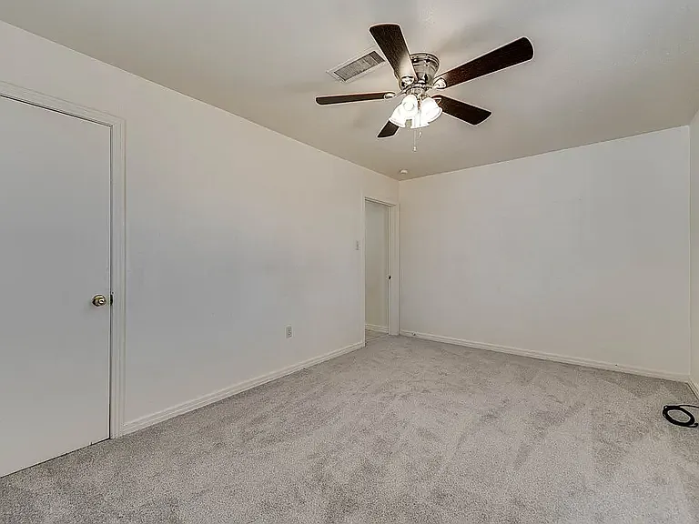 2708 Delano Ave — Photo 4
