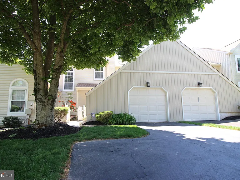 1632 McNelis Dr — Photo 2
