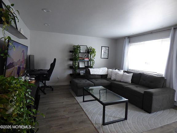 4th image of 1 Osborne Pl APT 44
