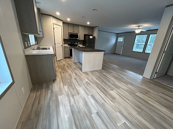 4th image of 437 Darelnor St #158
