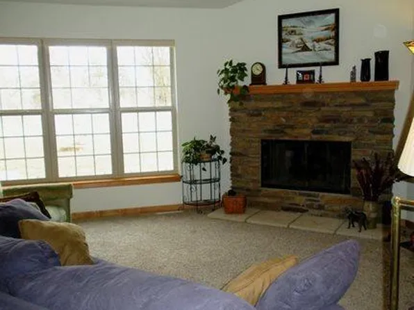 521 Stoecker Farm Ave, Mukwonago, WI 53149
