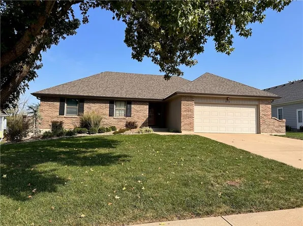 2412 Douglas Cir, Harrisonville, MO 64701