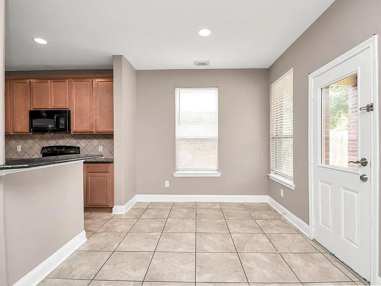 1914 Lenora Ct — Photo 15