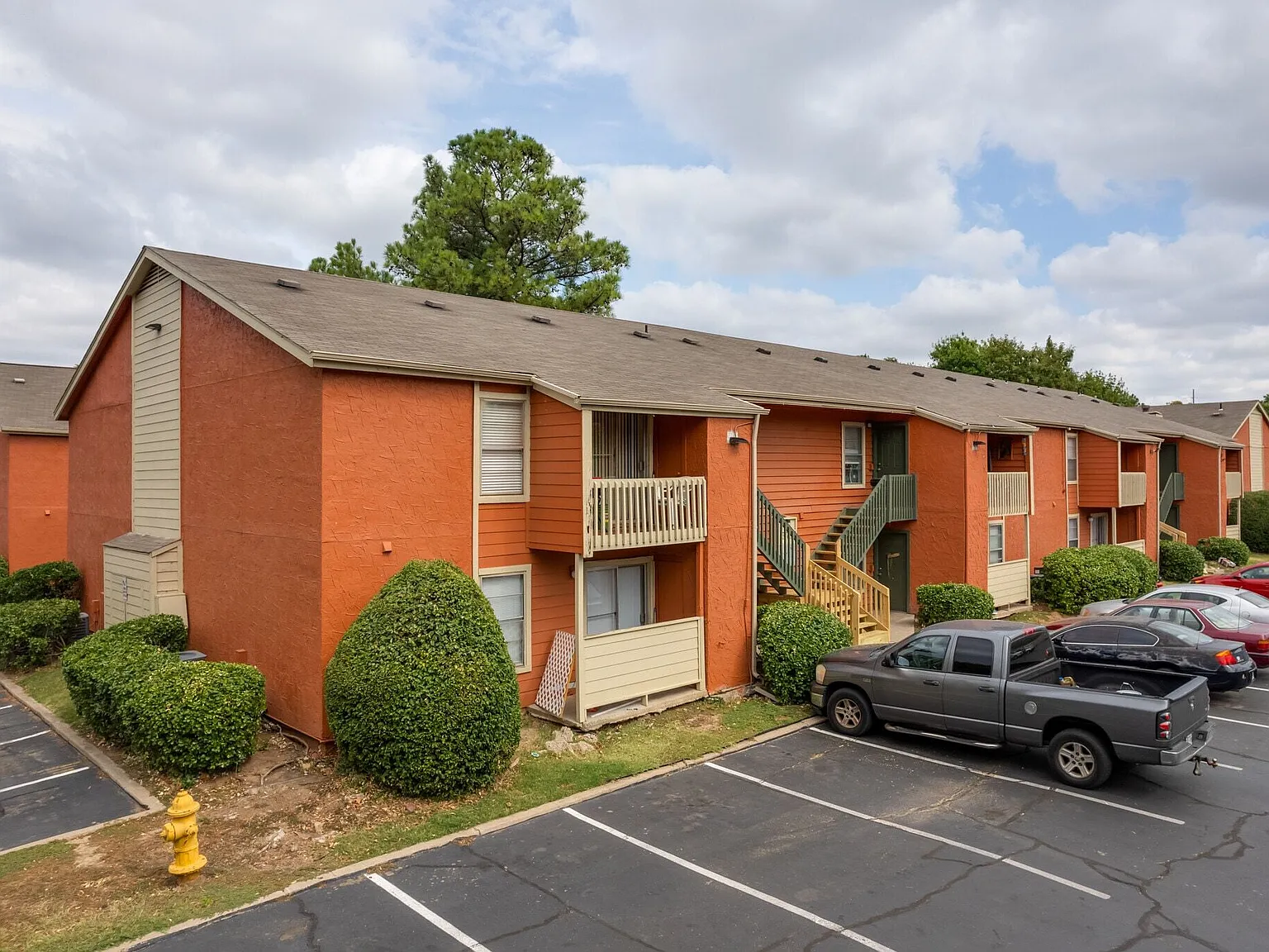 Urban Oaks @ 51st Apartments — Photo 3