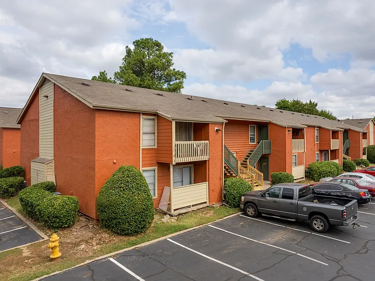 Urban Oaks @ 51st Apartments — Photo 3