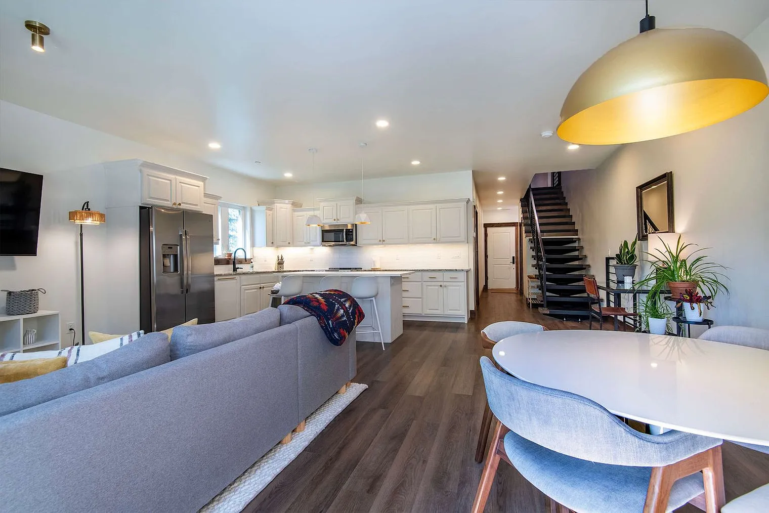 2 bed, 2.0 bath, 1388 sqft, $6,092 — Photo 4