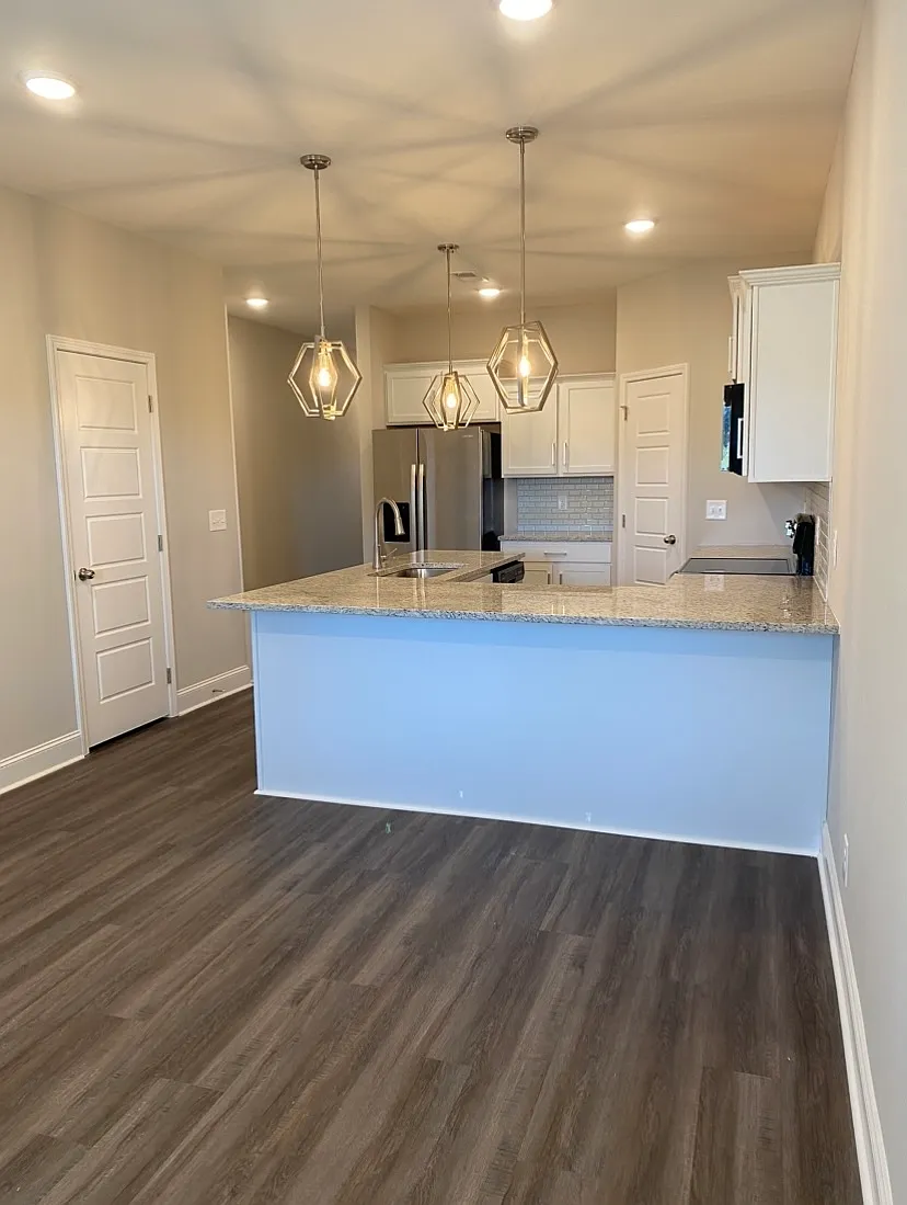 1020 Glenkirk Drive - B — Photo 2