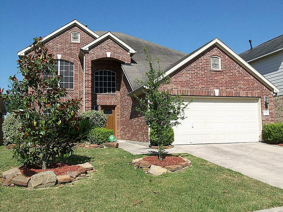 Beautiful 2-Story Home Great Curb Appeal