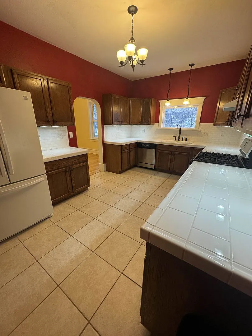 3 Bedroom Freshly Renovated Family Home in Houghton — Photo 4