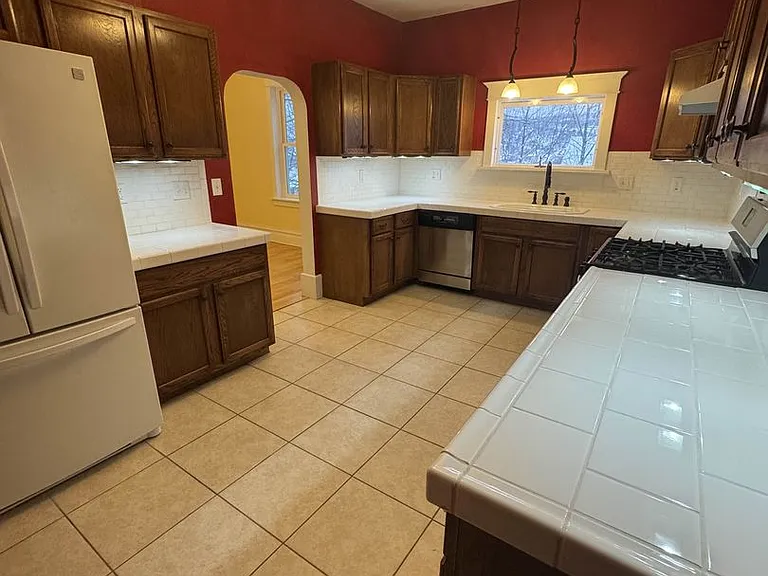 408 W Douglass Ave — Photo 4