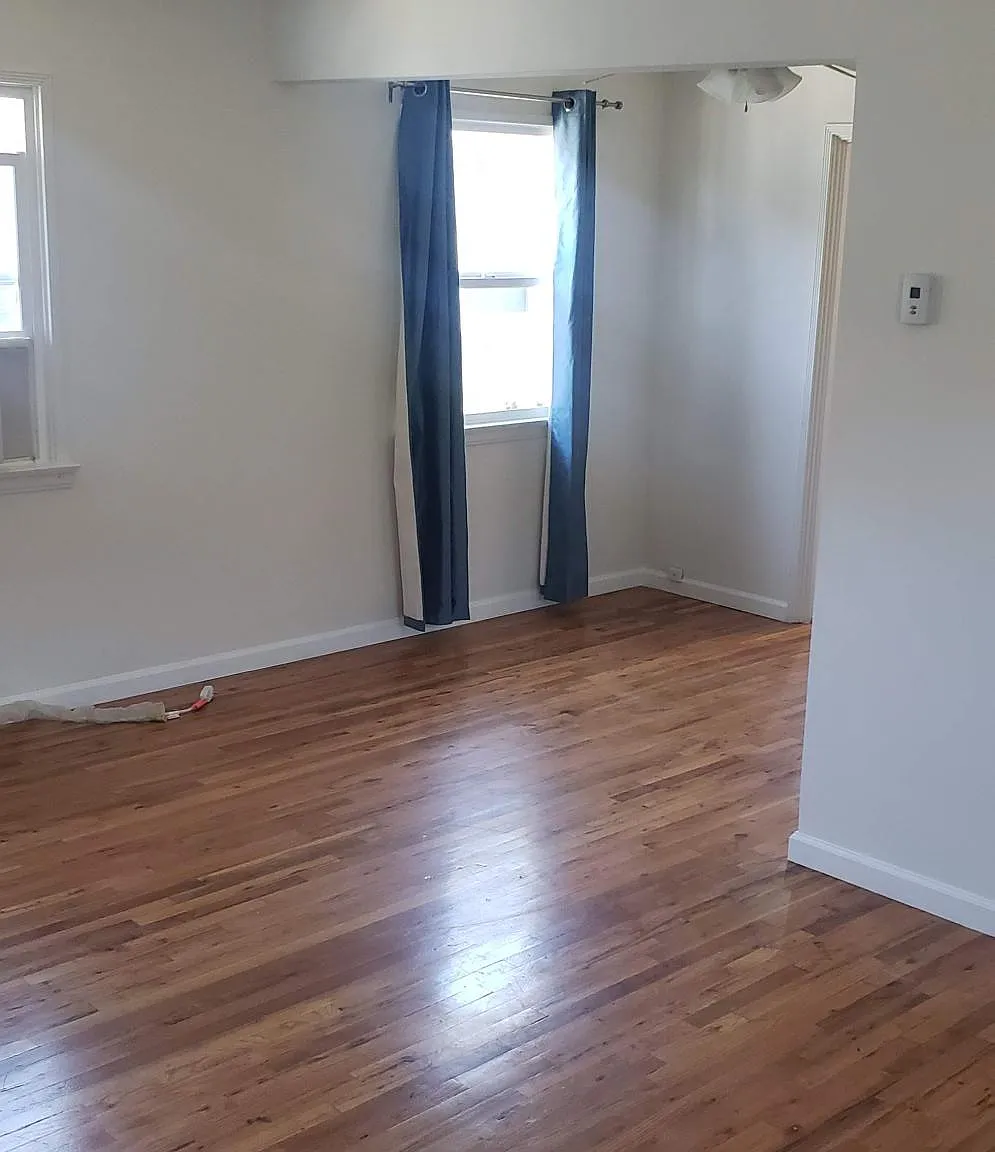 1724 N Hollywood Way — Photo 3