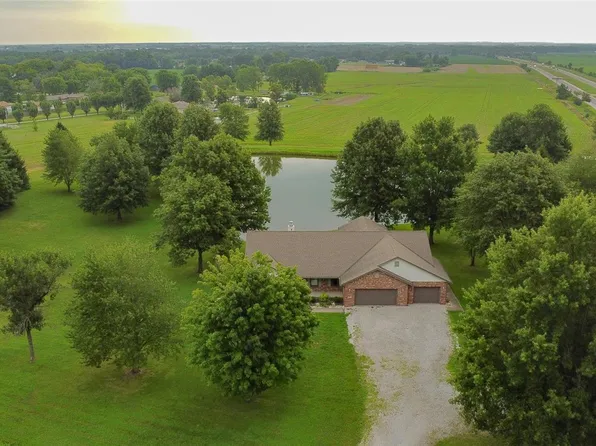 2736 Staunton Rd, Troy, IL 62294