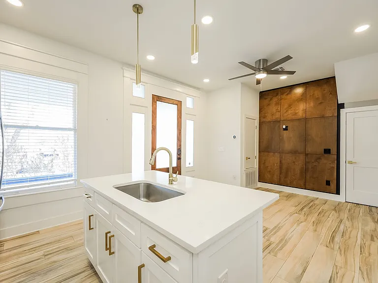 120 E Magnolia — Photo 19