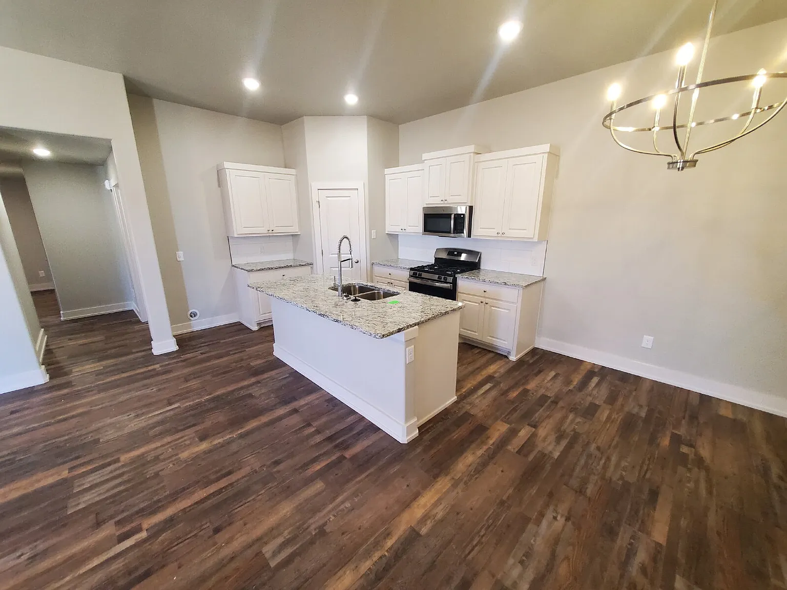 3 bed, 2.0 bath, 1407 sqft, $1,300 — Photo 4
