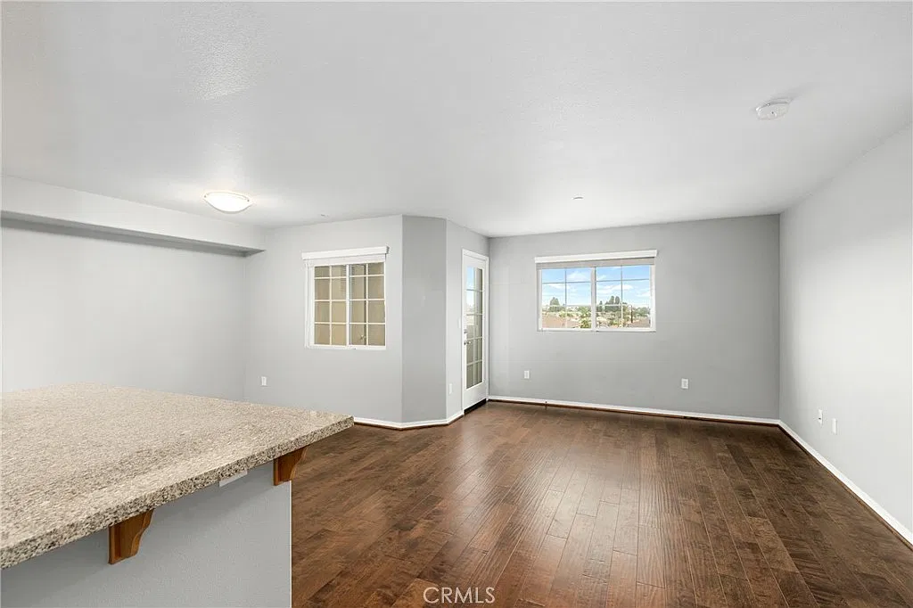 3 bed, 1070 sqft, $3,400 — Photo 4