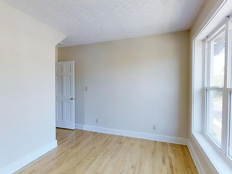 1379 Indianola Ave — Photo 5