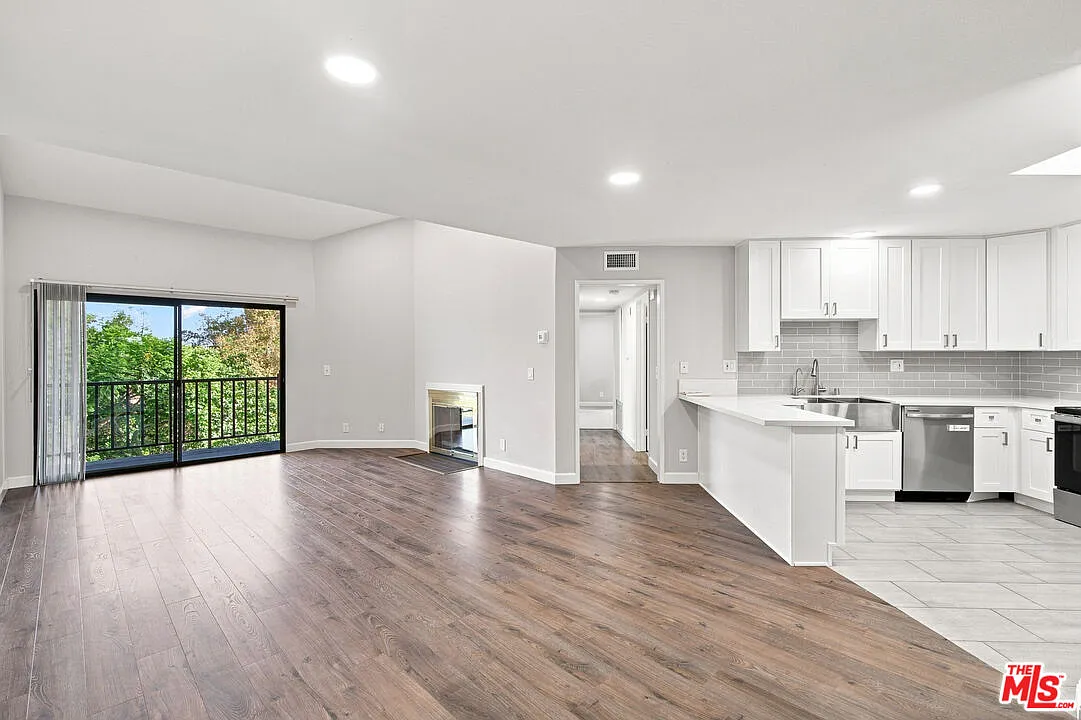 2 bed, 2.0 bath, 1080 sqft, $3,300 — Photo 1