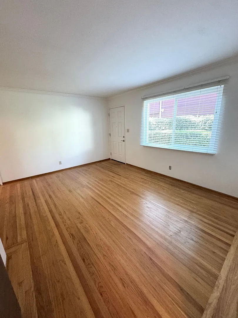 Midtown Apartment — Photo 4