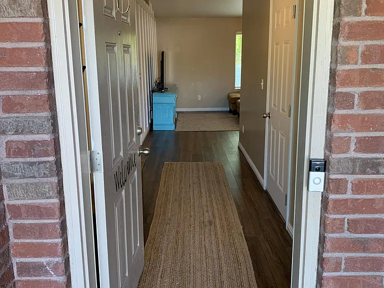 1720 W Meadowview Ct — Photo 2