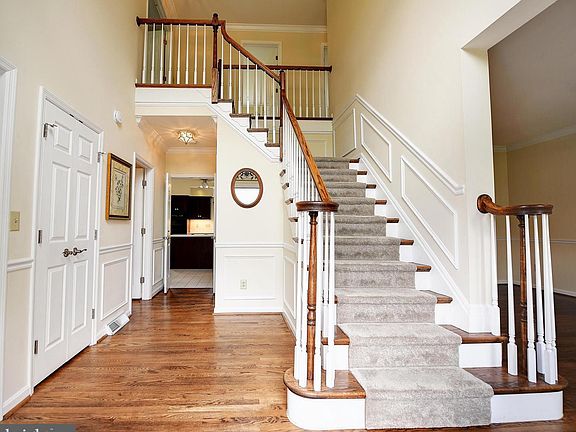 5th image of 303 Rolling Knoll Dr