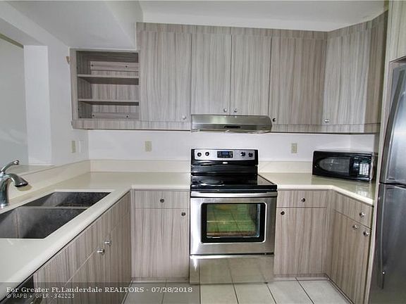 4th image of 3020 NE 32nd Ave APT 516