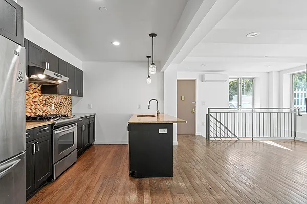 Sold by R New York | media 12