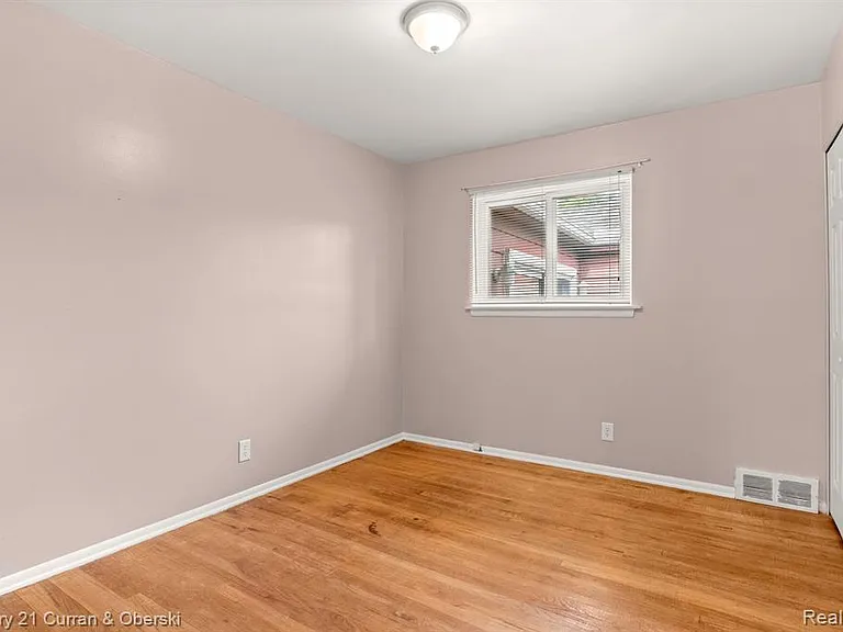 32624 Windsor St — Photo 9