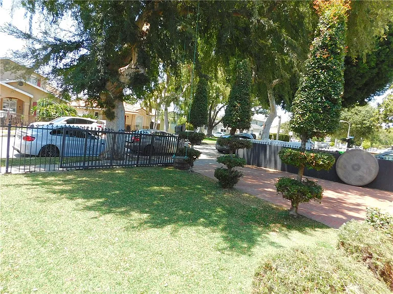 10414 Dorothy Ave — Photo 2